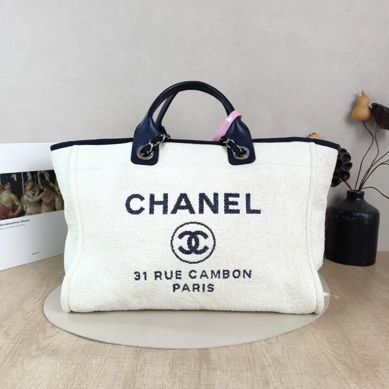 Chanel Shoulder Bag White One Size 39 × 19 × 29 cm 23