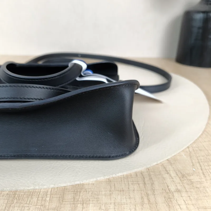 Hermès Crossbody Bag Halzan Black Swift Calfskinmini22 × 6.5 × 15 cm — detail view 4 of 13