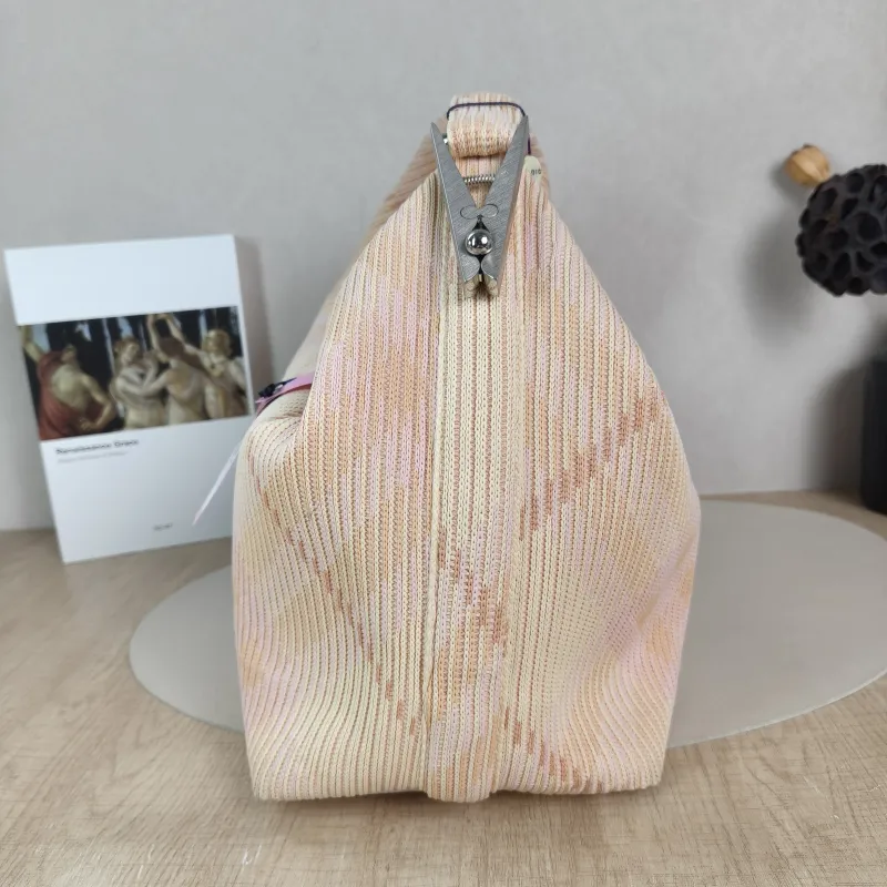 BURBERRY Shoulder Bag 30 × 17 × 38.5 cm — detail view 1 of 11
