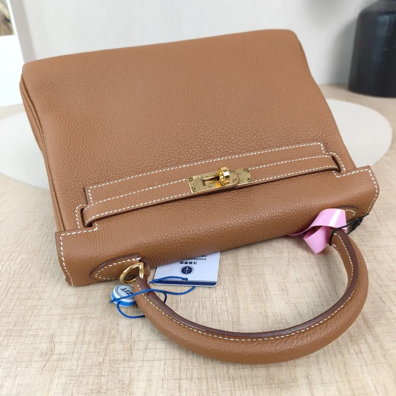 Hermès Shoulder Bag Kelly 25 Gold-Tone Hardware 37Gold Togo Calfskin Small 25 × 7 × 17 cm — detail view 9 of 14