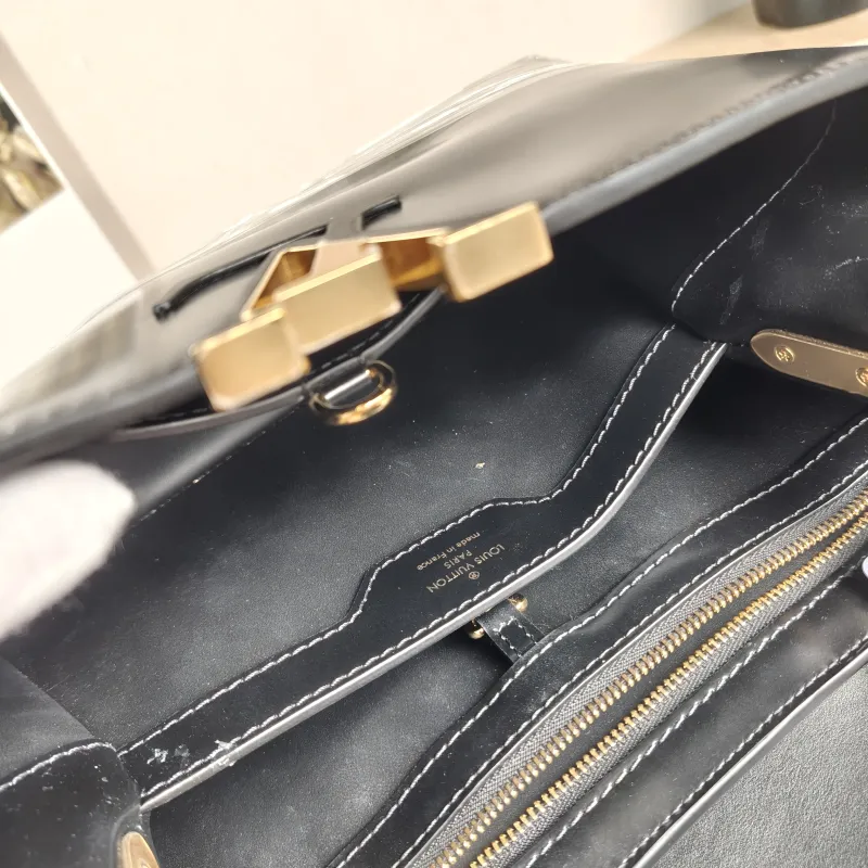 Louis Vuitton Top Handle Bag Capucines Black Calfskin Medium31.5 × 11 × 20 cm — detail view 1 of 13