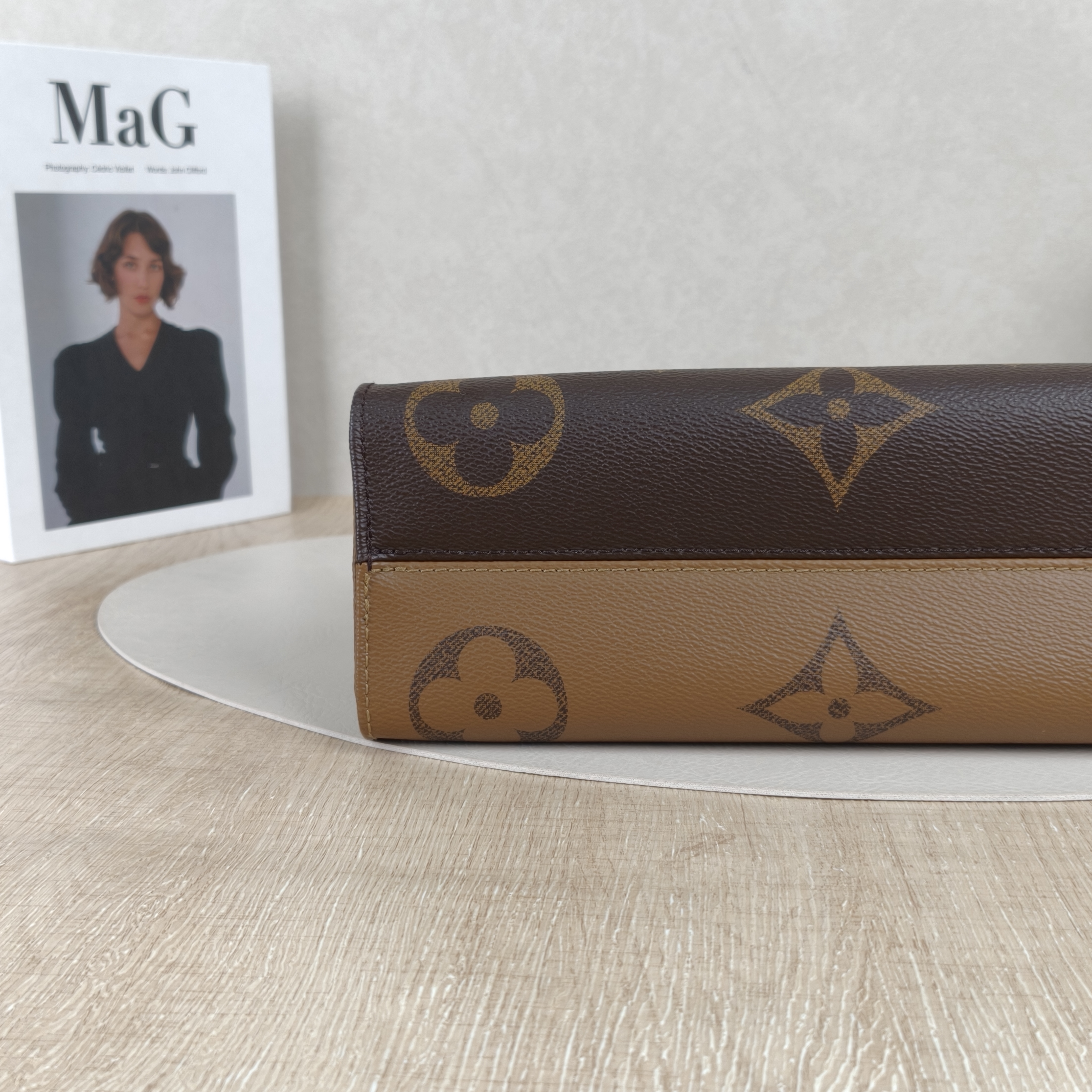 Louis Vuitton Crossbody Bag Onthego East West Monogram PVC Small25 × 10 × 13 cm — cover view 2 of 8