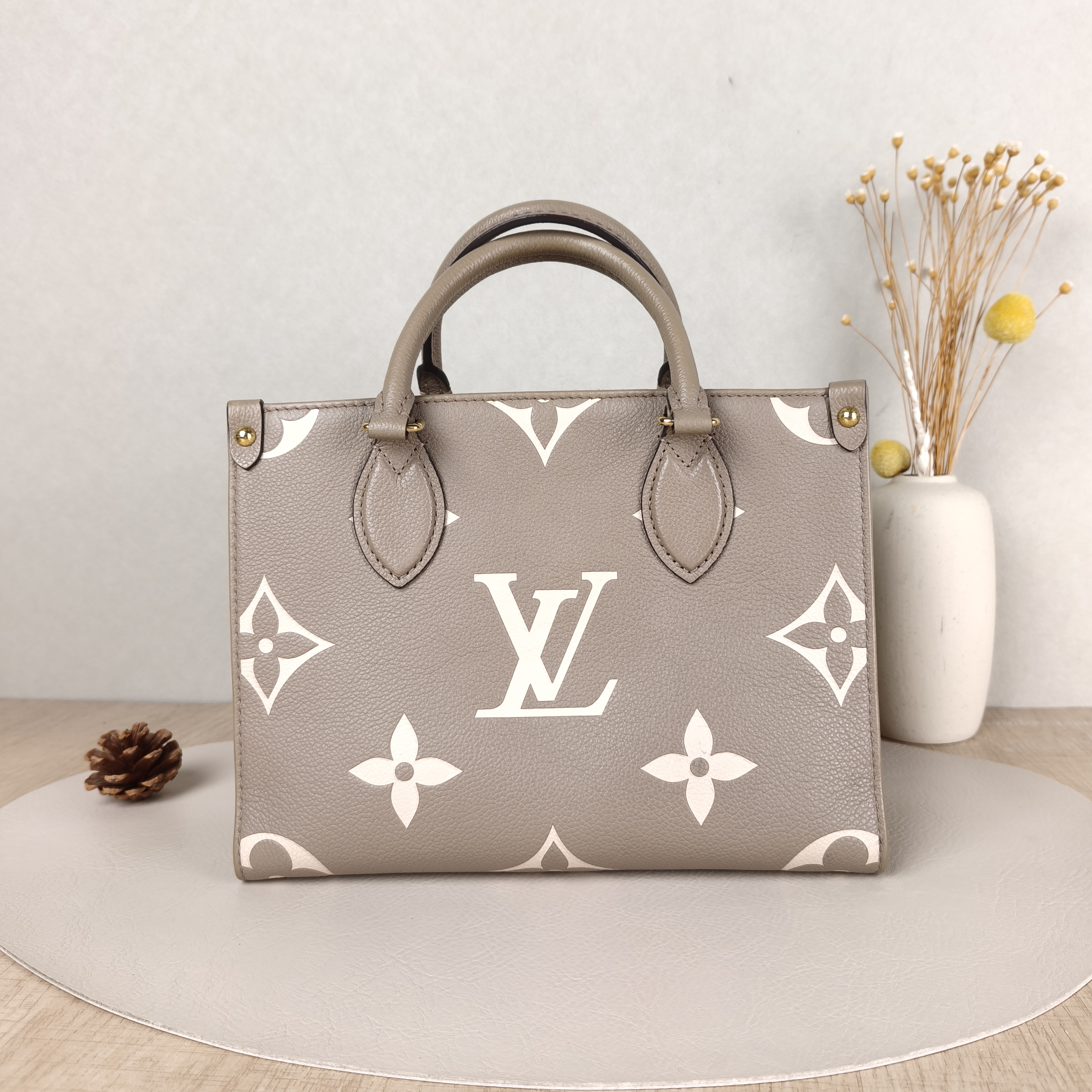 Louis Vuitton Shoulder Bag Onthego · White Empreinte Embossed Calfskin Small25 × 11.5 × 19 cm