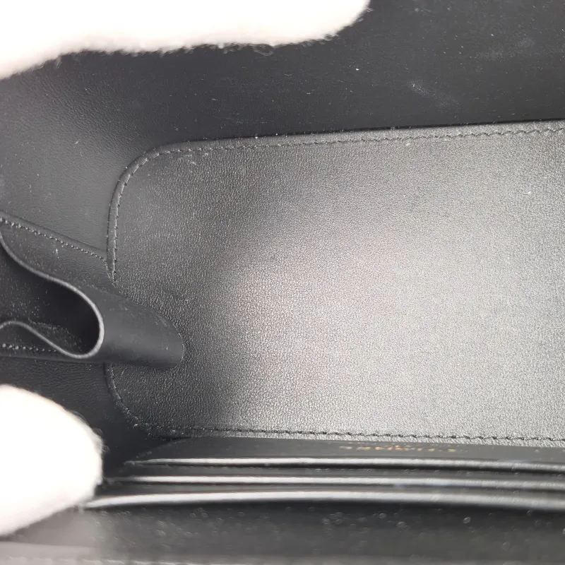 Chanel Crossbody Bag Pearl Edition Black Lambskin One Size16 × 8 × 9.5 cm — detail view 4 of 14