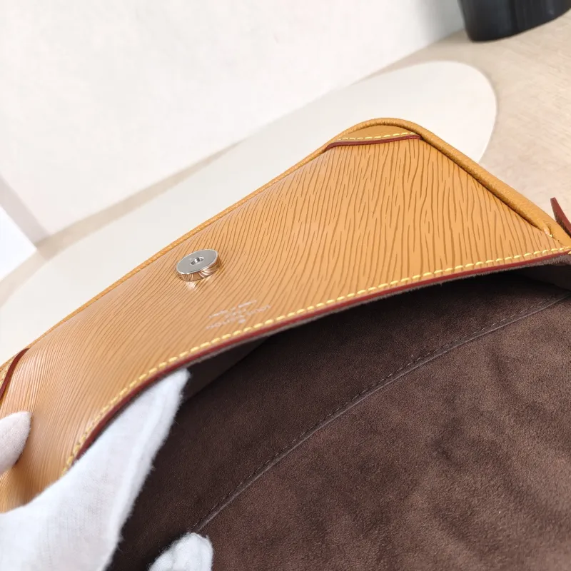 Louis Vuitton Shoulder Bag BUCI Epi Embossed Calfskin One Size 24.5 × 9 × 15.5 cm — detail view 7 of 12