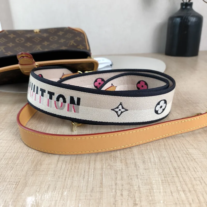 Louis Vuitton Crossbody Bag Diane Baguette Bag Shoulder Strap PVC Small 24 × 9 × 15 cm — detail view 7 of 11