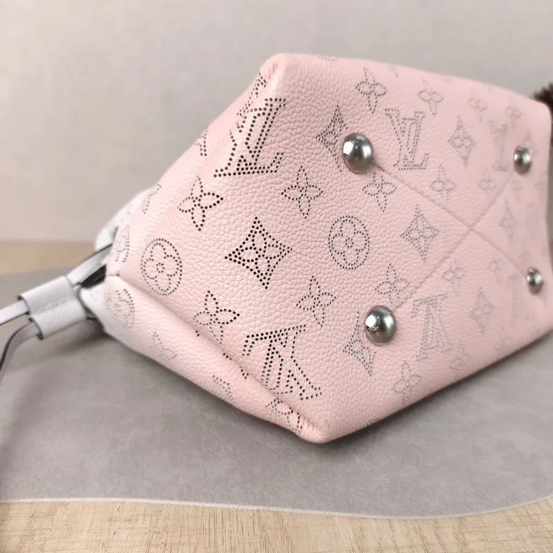 Louis Vuitton Crossbody Bag BELLA Calfskin One Size 22 × 14 × 19 cm — detail view 8 of 11