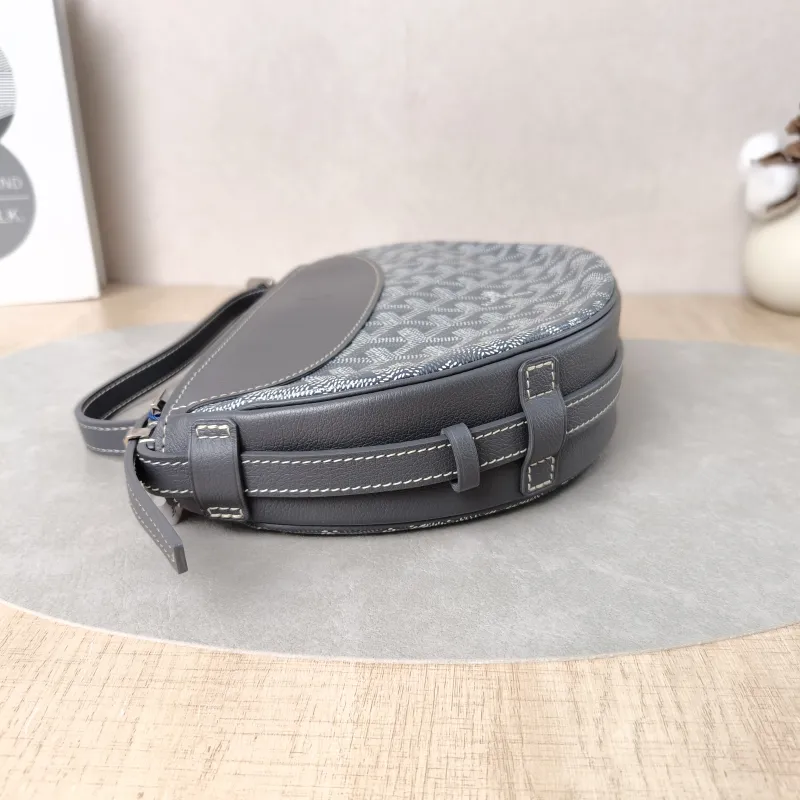 GOYARD Crossbody Bag Hirondelle Grey Canvas ine25 × 6 × 17 cm — detail view 9 of 12