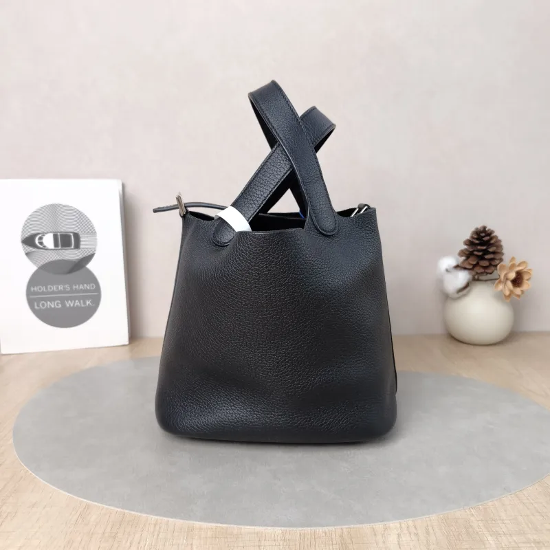 Hermès Top Handle Bag Picotin Lock 18 18Black Clemence Taurillon TC Calfskin Small18 × 13 × 19 cm — detail view 2 of 13
