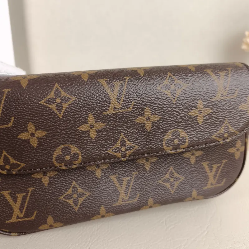 Louis Vuitton Crossbody Bag IVY Monogram PVC Small 23.5 × 4.3 × 12 cm — detail view 6 of 11