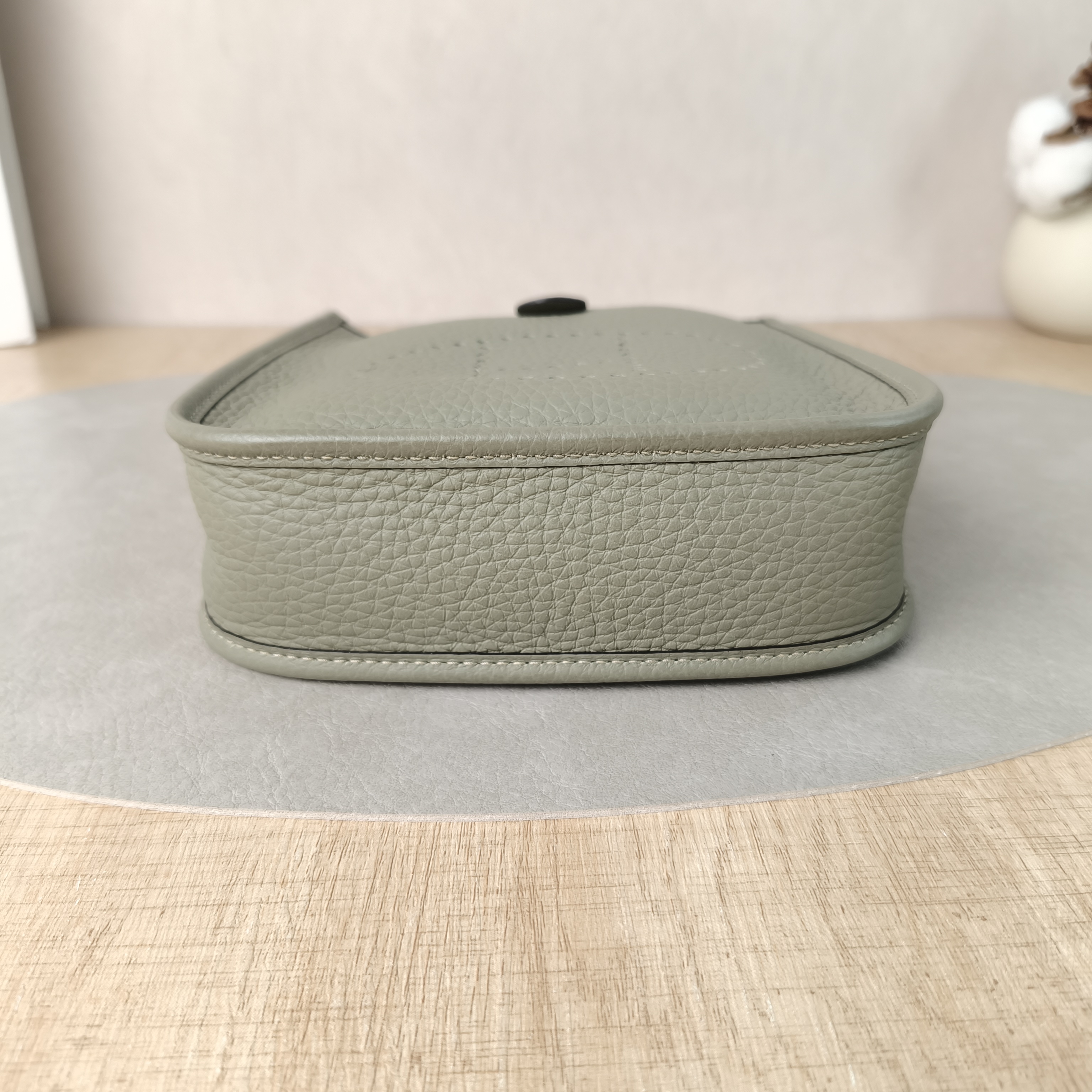 Hermès Crossbody Bag Evelyne Mini 16 Mini 16Q1 Taurillon Clemence TC Calfskinmini17 × 5.5 × 18 cm — cover view 2 of 6