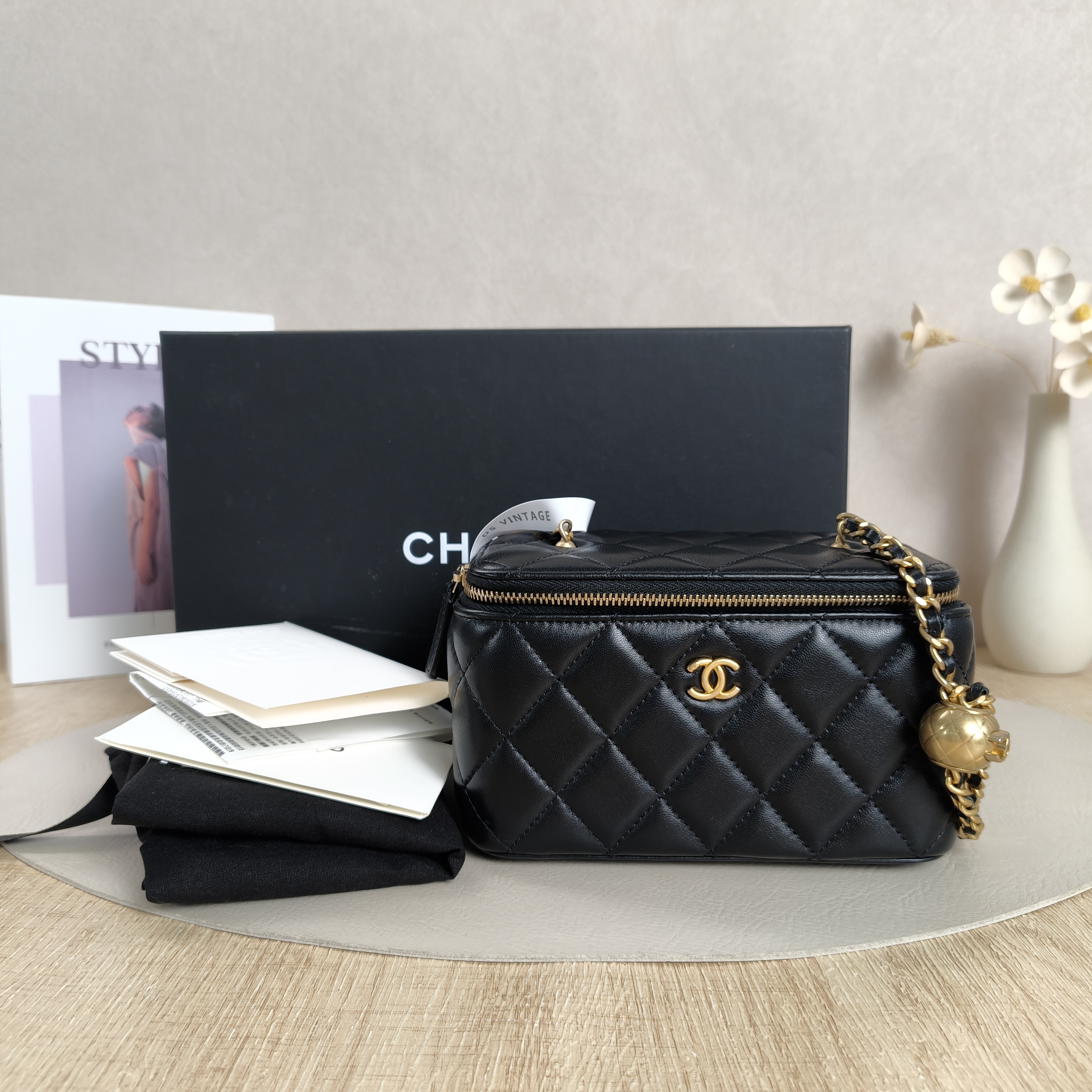Chanel Crossbody Bag Edition Black Lambskin One Size17 × 8 × 9.5 cm — cover view 2 of 11