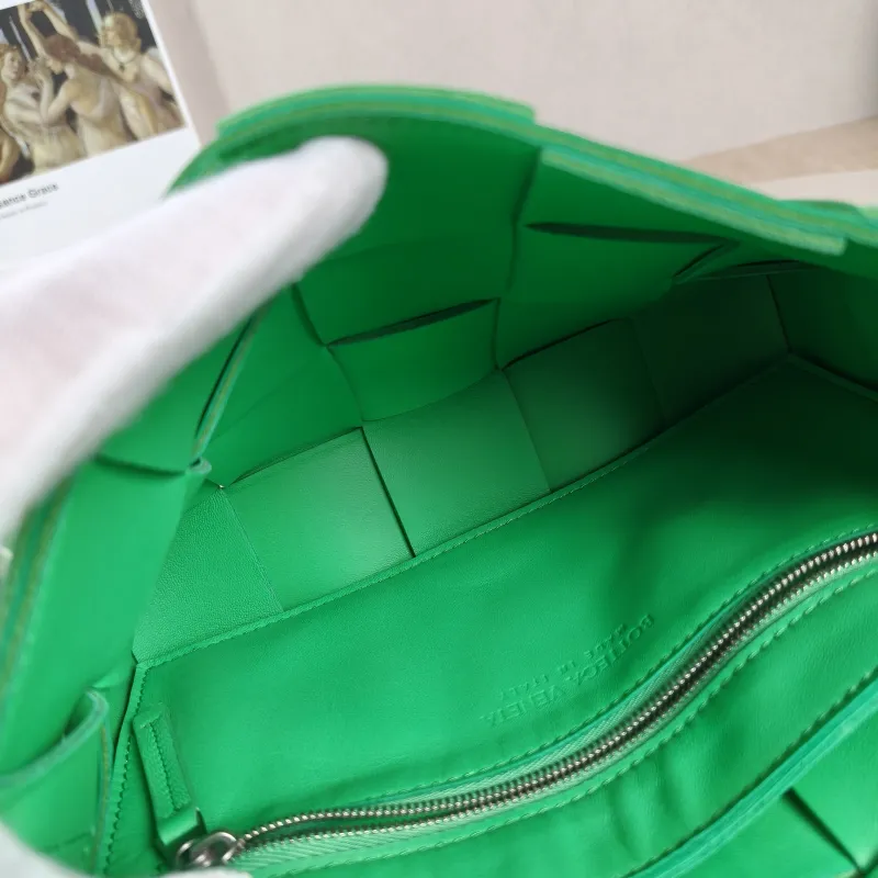 Bottega Veneta Crossbody Bag Cassette Woven Green Lambskin Medium23 × 5 × 15 cm — detail view 10 of 13