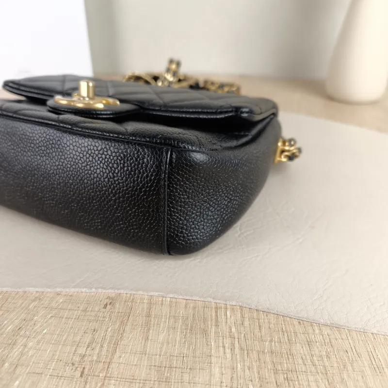 Chanel Crossbody Bag Black Grained Calfskin 19 × 6 × 14 cm — detail view 5 of 11
