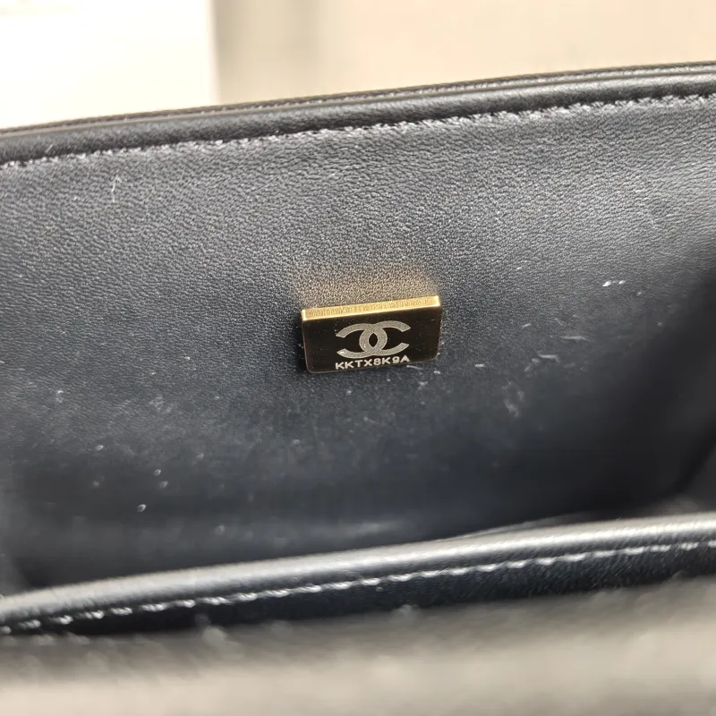 Chanel Crossbody Bag Le Boy​Black Calfskinmini18 × 8.5 × 16 cm — detail view 1 of 12