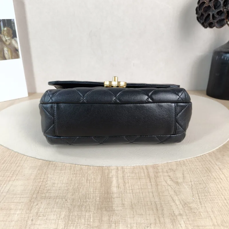 Chanel Crossbody Bag 24a Pearl Black Lambskin One Size 22 × 11 × 14.5 cm — cover view 5 of 5