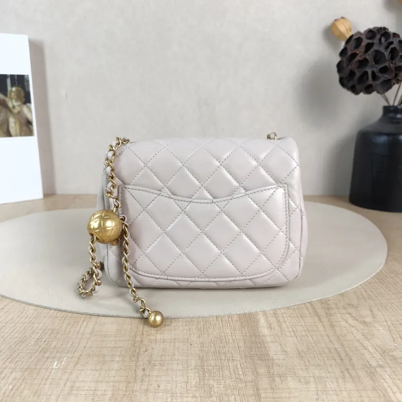 Chanel Crossbody Bag Lambskin One Size17 × 8 × 13.5 cm — cover view 4 of 5