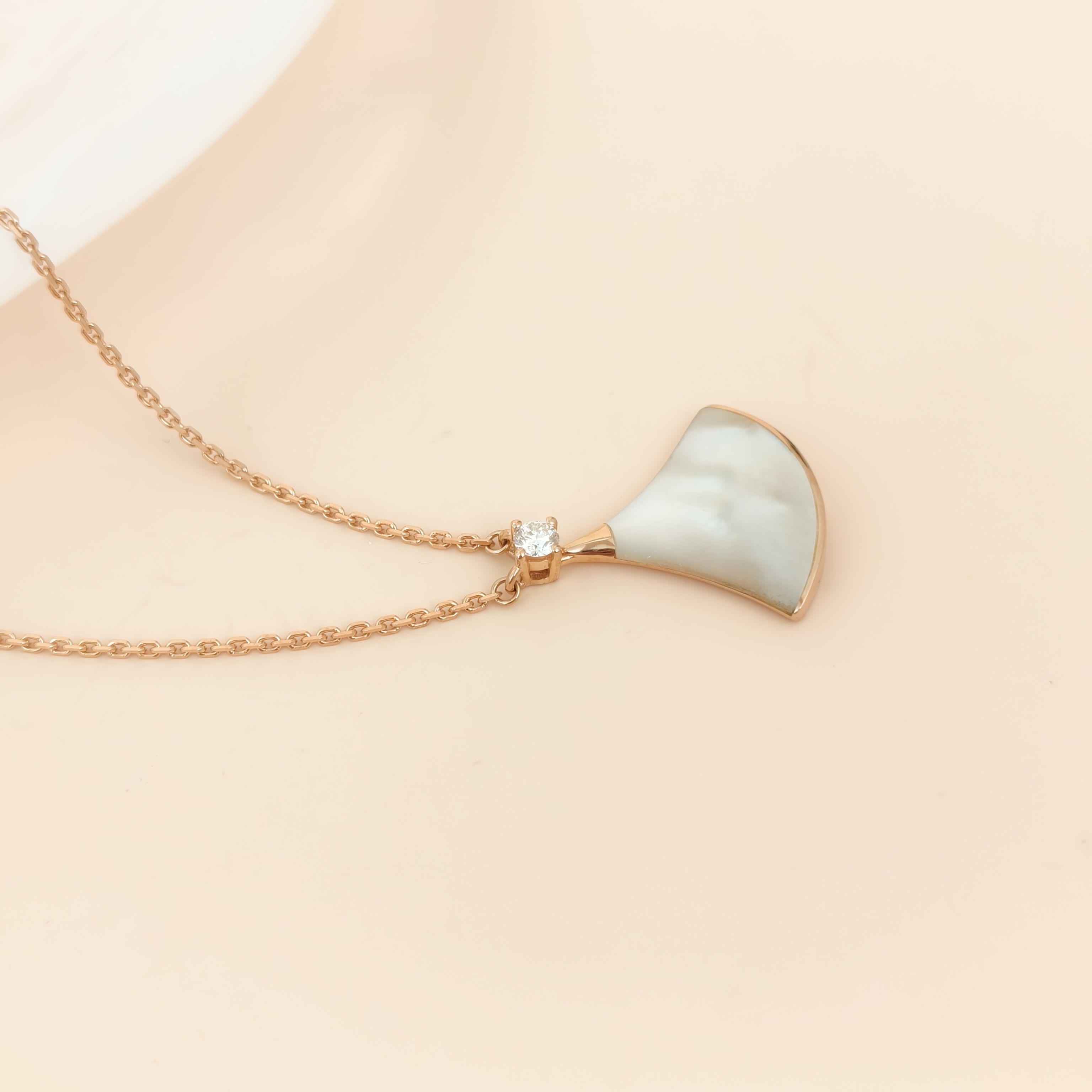 Bvlgari Necklace DIVAS’ DREAM Collection Pearl White Mother-of-Pearl Diamond18KR ose Gold Medium Pendant2cm 44cm — cover view 2 of 9