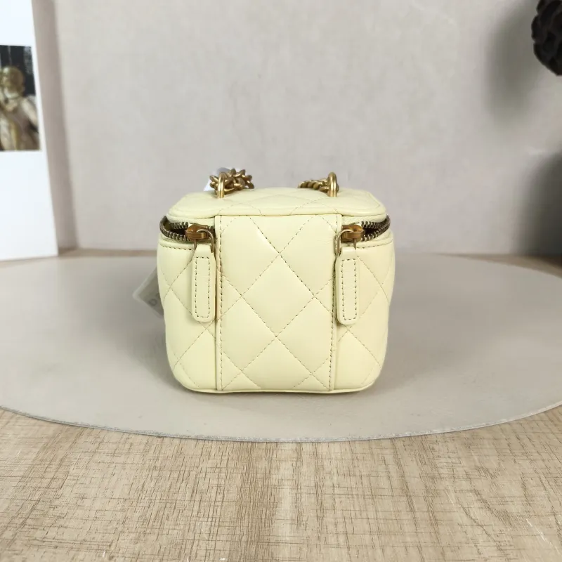 Chanel Crossbody Bag Edition Yellow Lambskin One Size 10 × 7 × 9 cm — cover view 6 of 6
