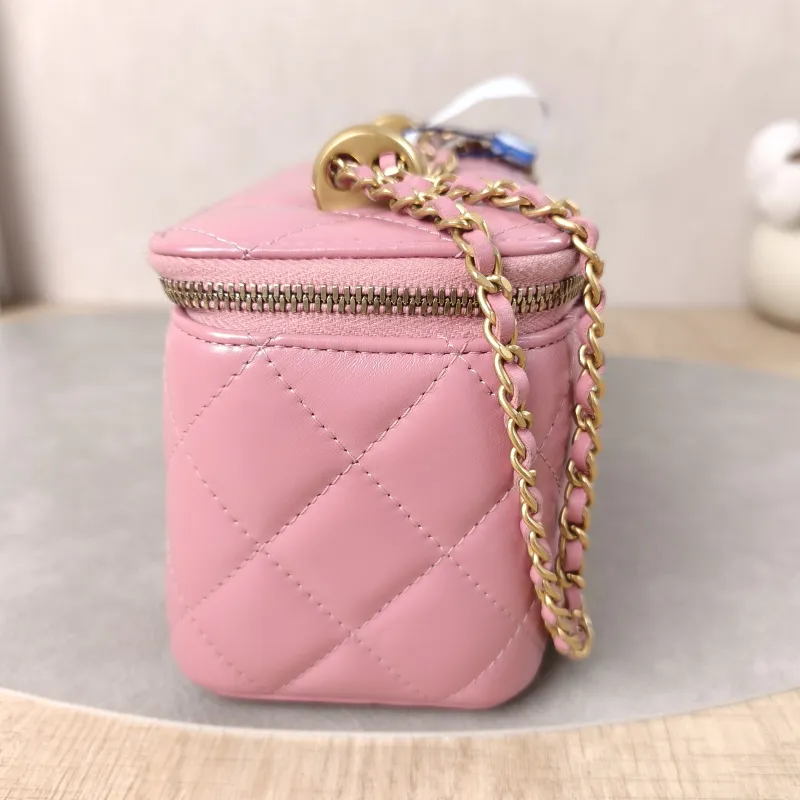 Chanel Crossbody Bag Pink Lambskin One Size17 × 8 × 9.5 cm — detail view 3 of 15