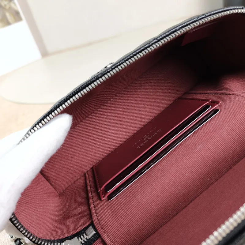 Chanel Crossbody Bag25p logo lp Black Grained Calfskin One Size19.5 × 5 × 17 cm — detail view 1 of 14