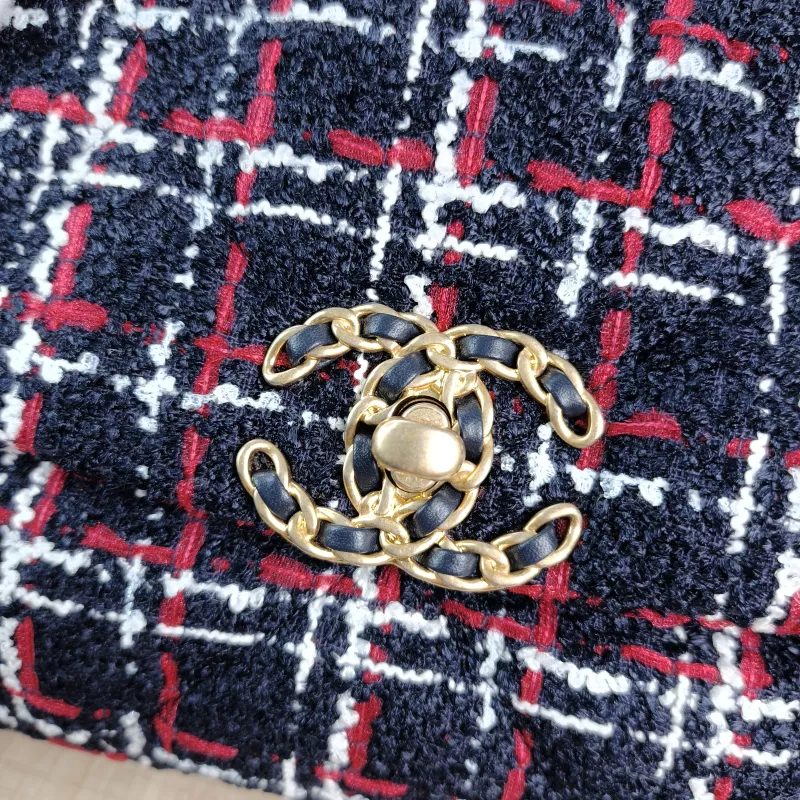 Chanel Crossbody Bag19Bag Navy Small26 × 9 × 16 cm — detail view 1 of 13