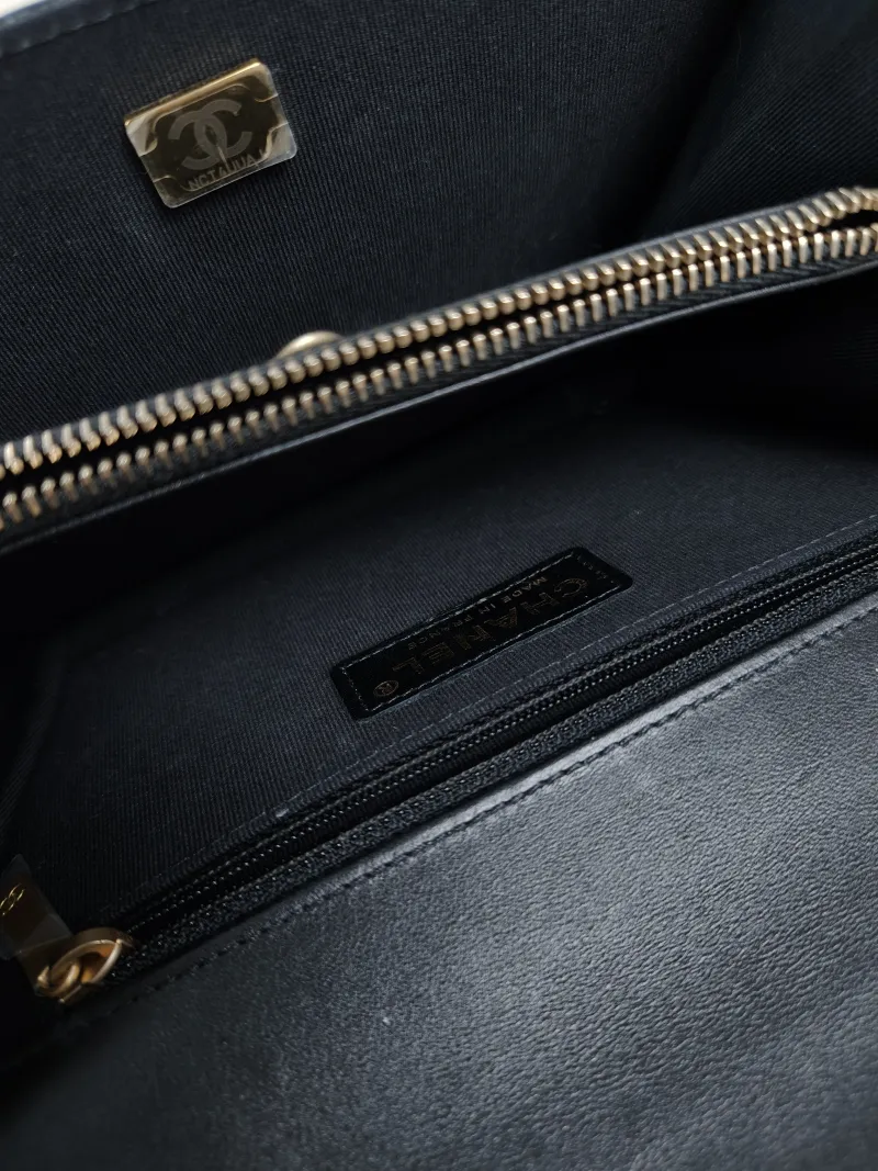 Chanel Crossbody Bag Crossbody Bag Black Lambskin One Size19.5 × 4 × 14.5 cm — detail view 14 of 14