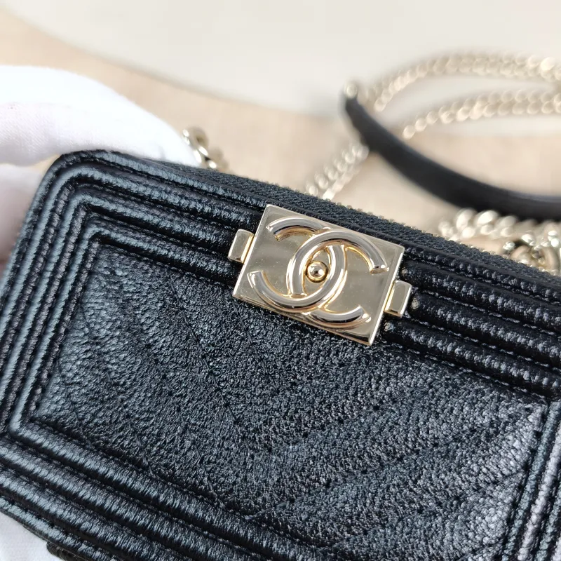 Chanel Crossbody Bag le boy Crossbody Bag Black Calfskin One Size 11 × 4 × 7 cm 32 — detail view 4 of 11