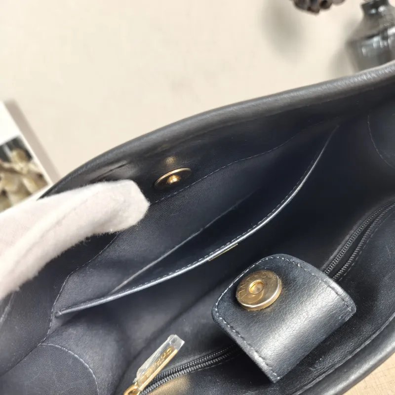 Chanel Crossbody Bag hobo Black Calfskin One Size 22 × 6 × 24 cm — detail view 7 of 10