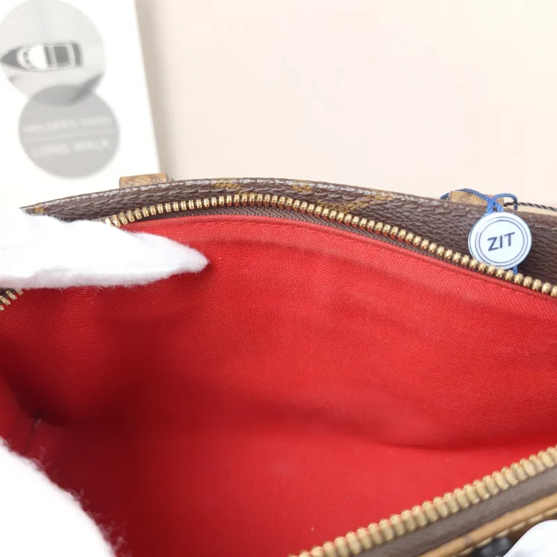 Louis Vuitton Crossbody Bag Onthego East West Monogram PVC Small 25 × 10 × 13 cm — detail view 3 of 11