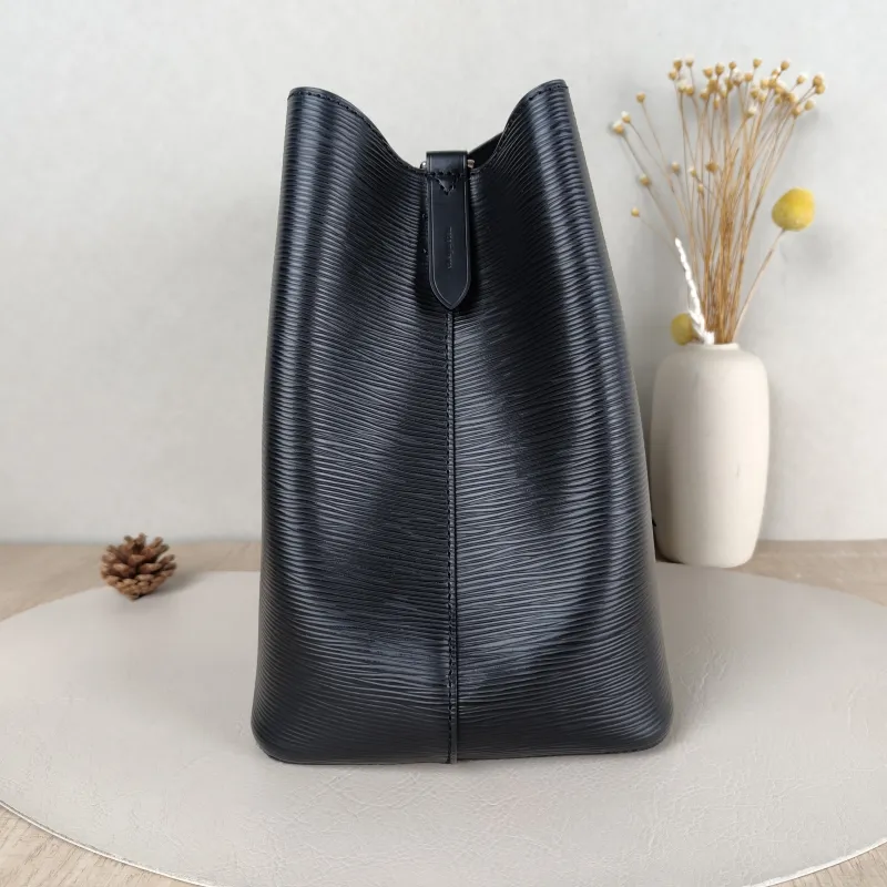 Louis Vuitton Shoulder Bag NÉONOÉ Bucket Bag Black Epi Embossed Calfskin Medium 26 × 17.5 × 26 cm — detail view 4 of 11