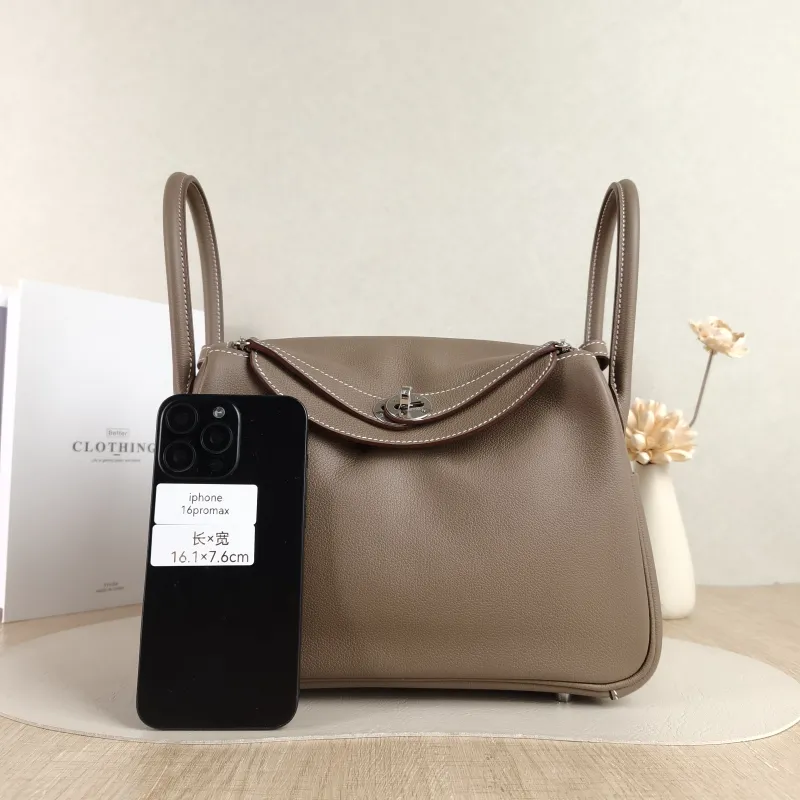 Hermès Crossbody Bag Lindy 26 Evercolor Calfskin Small 26 × 12 × 18 cm G — cover view 5 of 6