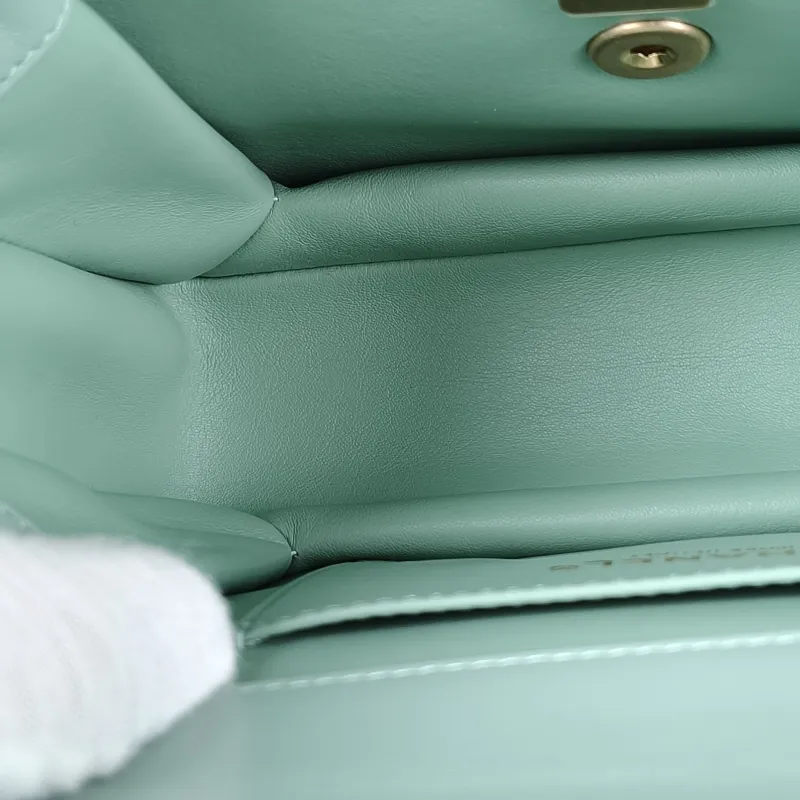 Chanel Crossbody Bag Green Calfskin One Size 22 × 7 × 16 cm — detail view 2 of 14