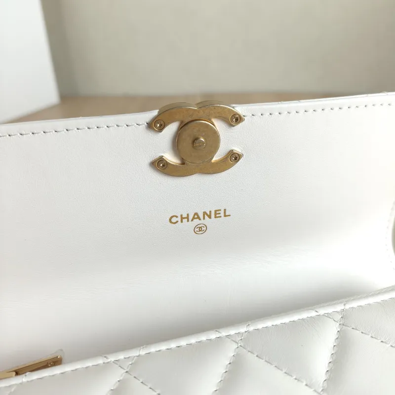 Chanel Crossbody Bag woc White Calfskin Mini 17.2 × 3.3 × 10 cm — detail view 5 of 12