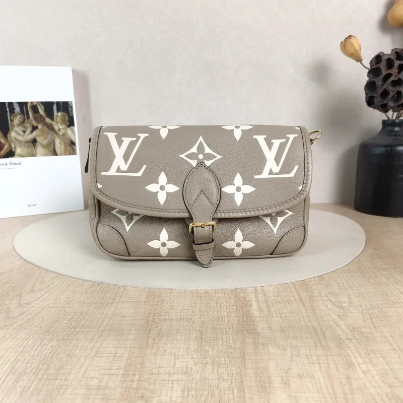 Louis Vuitton Crossbody Bag Diane Baguette Bag Empreinte Embossed Calfskin Monogram Small24 × 9 × 15 cm