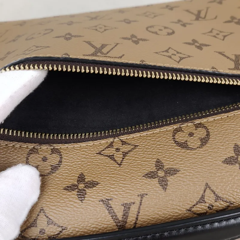 Louis Vuitton Crossbody Bag Pochette Métis Monogram Colorblock PVC Medium 25 × 7 × 19 cm — detail view 1 of 14