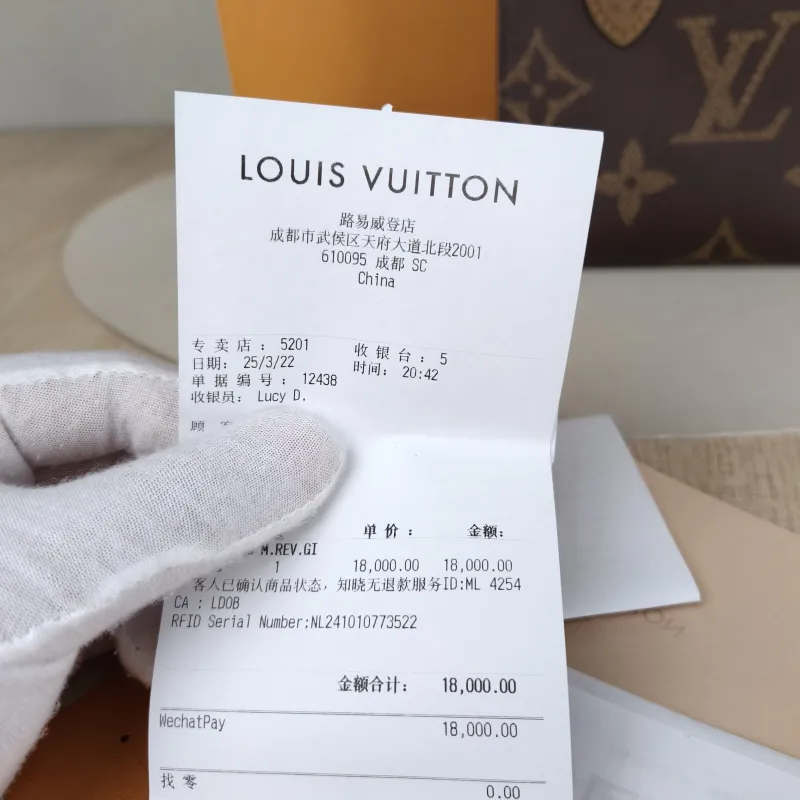Louis Vuitton Crossbody Bag Onthego BB Monogram PVC BB 18 × 8.5 × 15 cm — detail view 1 of 11