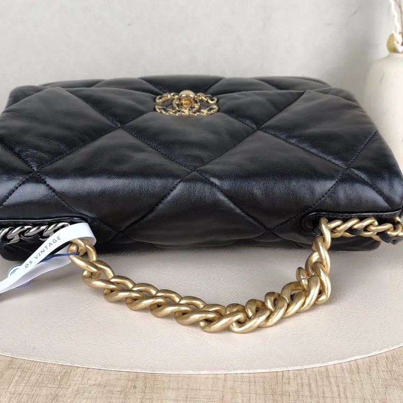 Chanel 19Bag Black Lambskin Medium30 × 10 × 20 cm — detail view 3 of 15