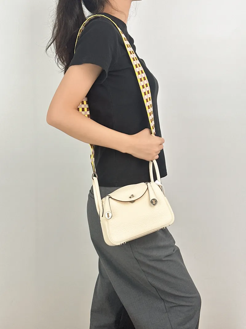 Hermès Crossbody Bag Shoulder Strap Lindy Mini 19 TC Calfskinmini19 × 9.5 × 13 cm — on-model view 1 of 2