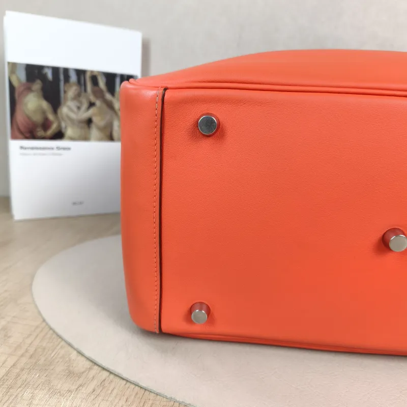 Hermès Crossbody Bag Lindy 30S5 Swift Calfskin30 × 15 × 19 cm — detail view 7 of 11