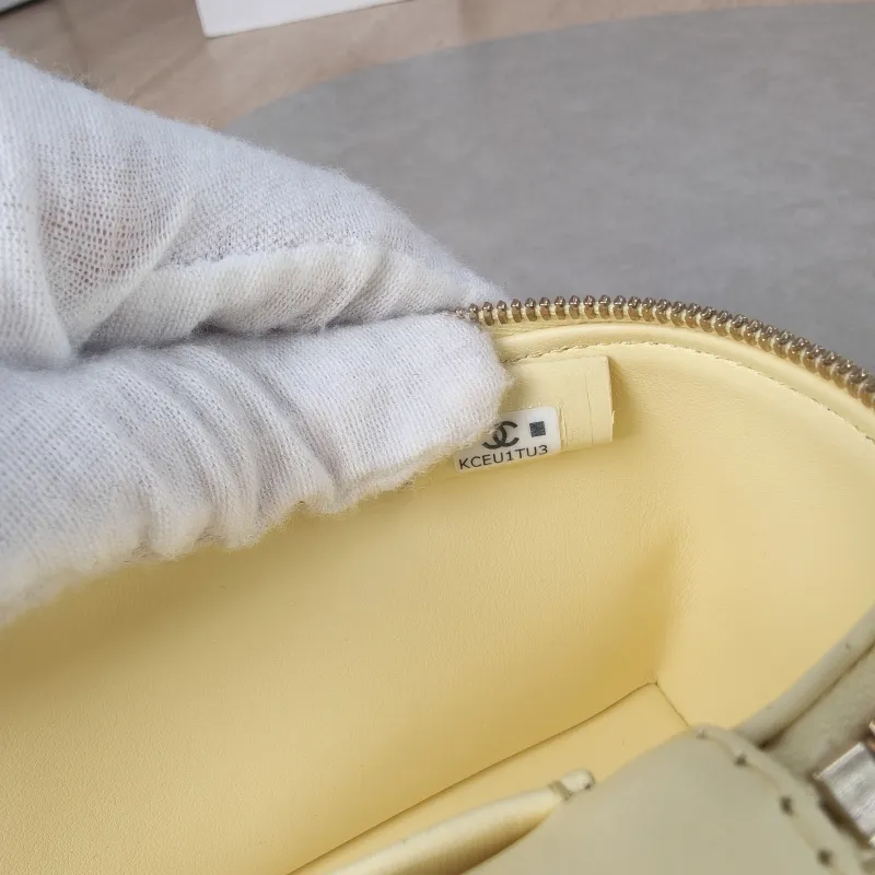Chanel Crossbody Bag lp Yellow Grained Calfskin One Size 19.5 × 5 × 17 cm — detail view 11 of 11