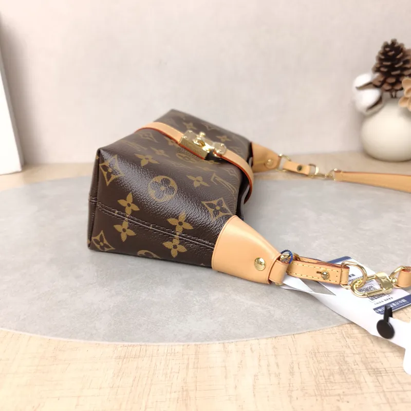 Louis Vuitton Shoulder Bag Pochette Mia Monogram PVC One Size22 × 8 × 14.5 cm — detail view 12 of 16