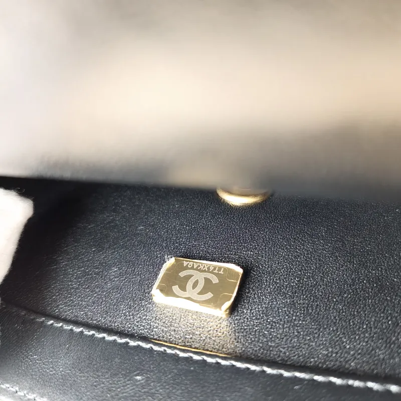 Chanel Crossbody Bag Black with Gold-Tone Hardware Lambskin Mini 18 × 5 × 12 cm — detail view 3 of 10