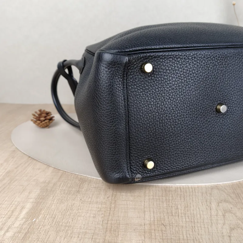 Hermès Crossbody Bag Lindy 3089Black Taurillon Clemence TC Calfskin Medium30 × 15 × 19 cm — detail view 3 of 13