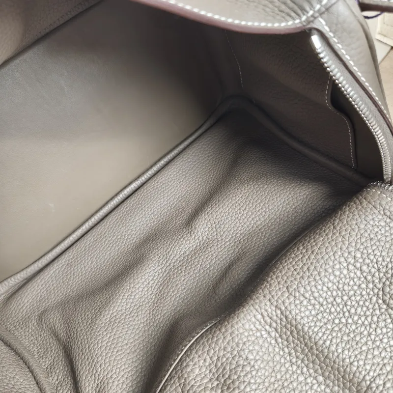 Hermès Shoulder Bag Lindy 30 TC Calfskin Medium 30 × 15 × 19 cm A — detail view 6 of 11