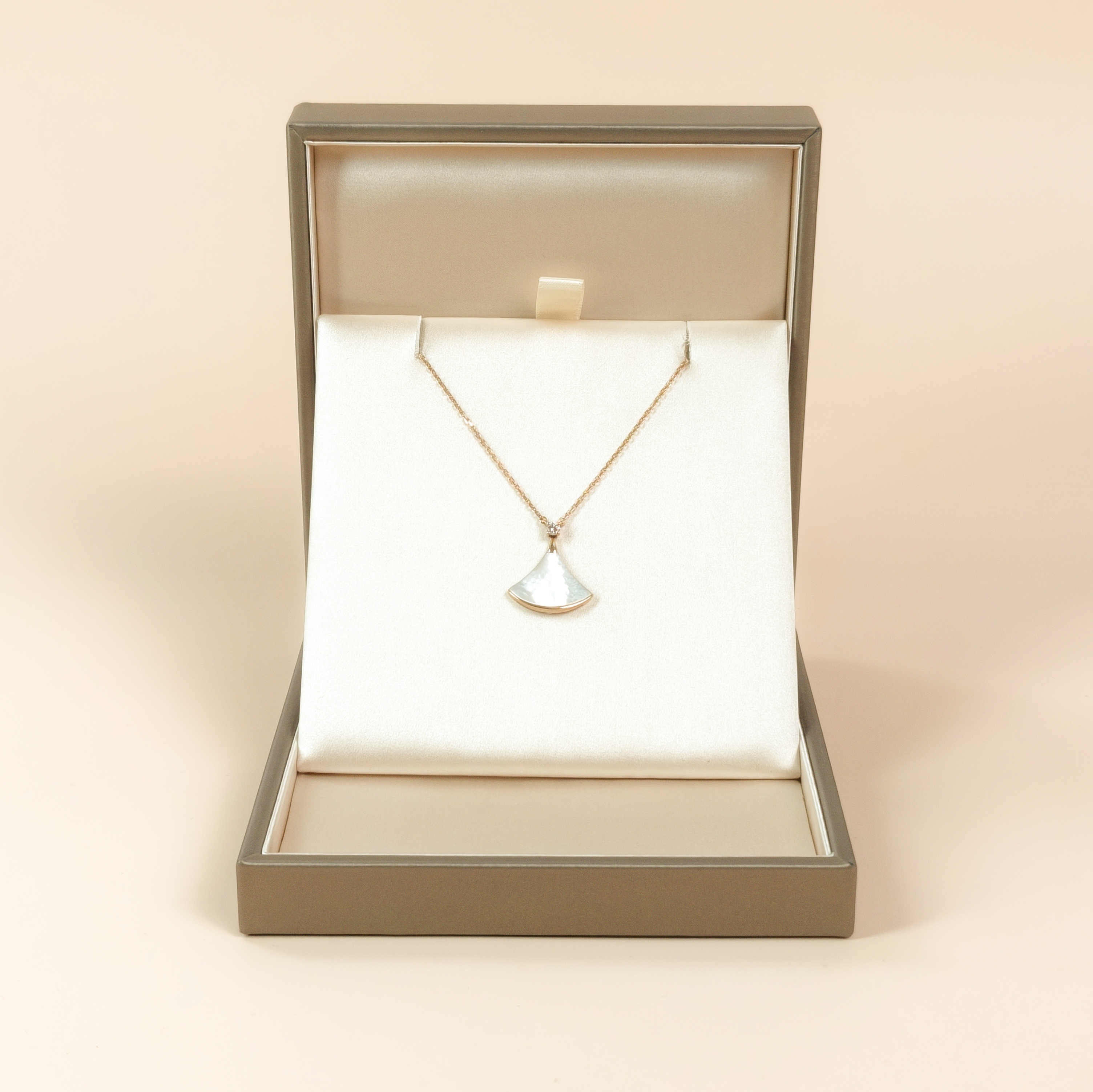 Bvlgari Necklace DIVAS’ DREAM Collection Pearl White Mother-of-Pearl Diamond18KR ose Gold Medium Pendant2cm 43cm — cover view 9 of 10