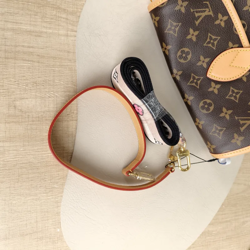 Louis Vuitton Crossbody Bag Diane Baguette Bag Shoulder Strap PVC Small 24 × 9 × 15 cm — detail view 4 of 12