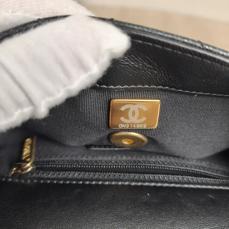Chanel Crossbody Bag Edition Black Calfskinmini16.5 × 7 × 13 cm — detail view 7 of 15