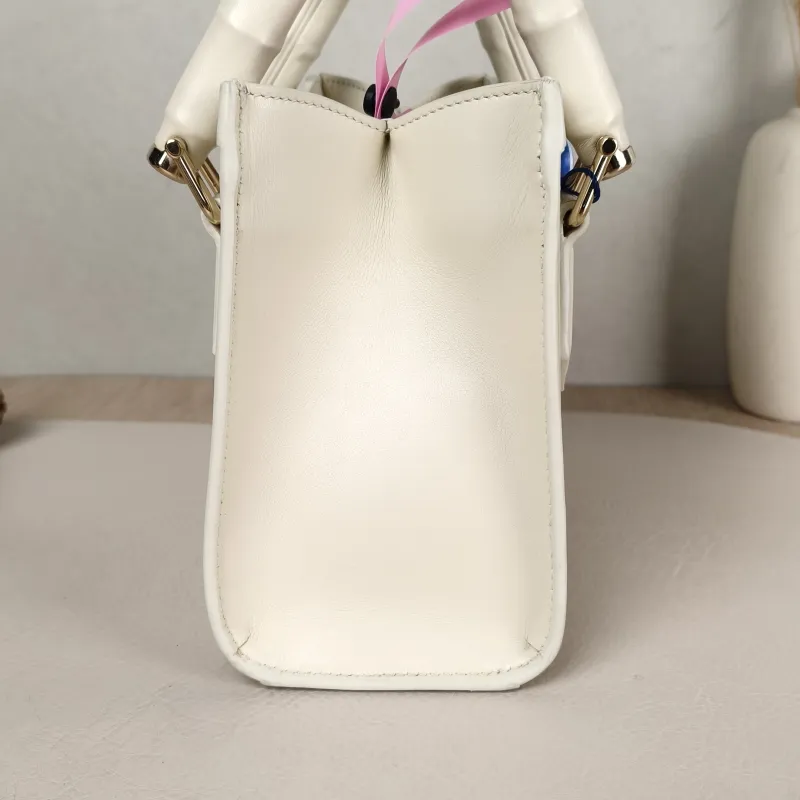 GUCCI Top Handle Bag Diana Top Handle Bag White Calfskin Small 20 × 10 × 16 cm — detail view 5 of 10