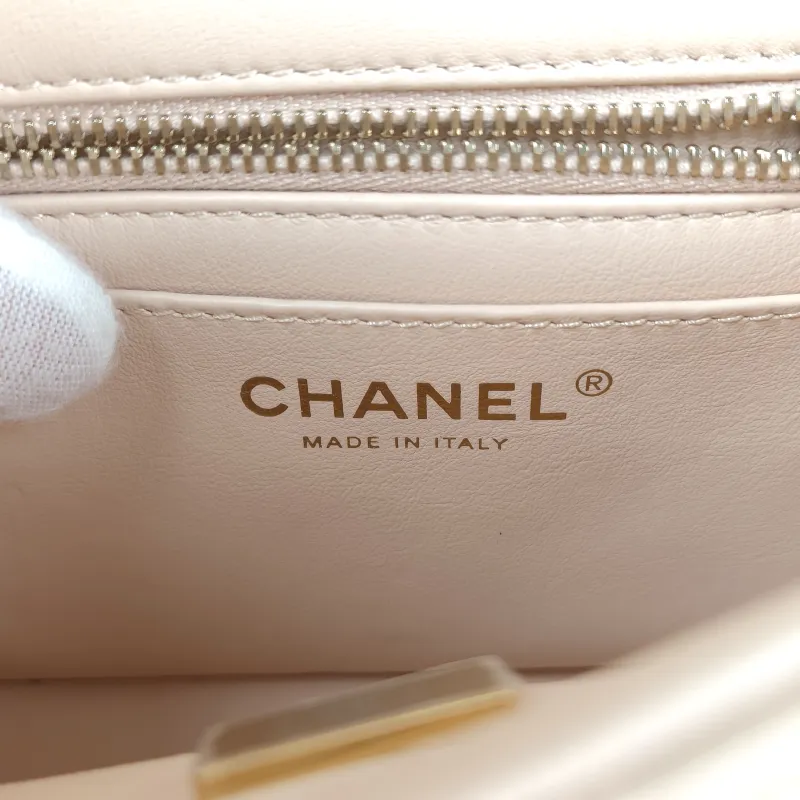 Chanel Crossbody Bag Pink Lambskinmini17 × 8 × 13.5 cm — detail view 10 of 14